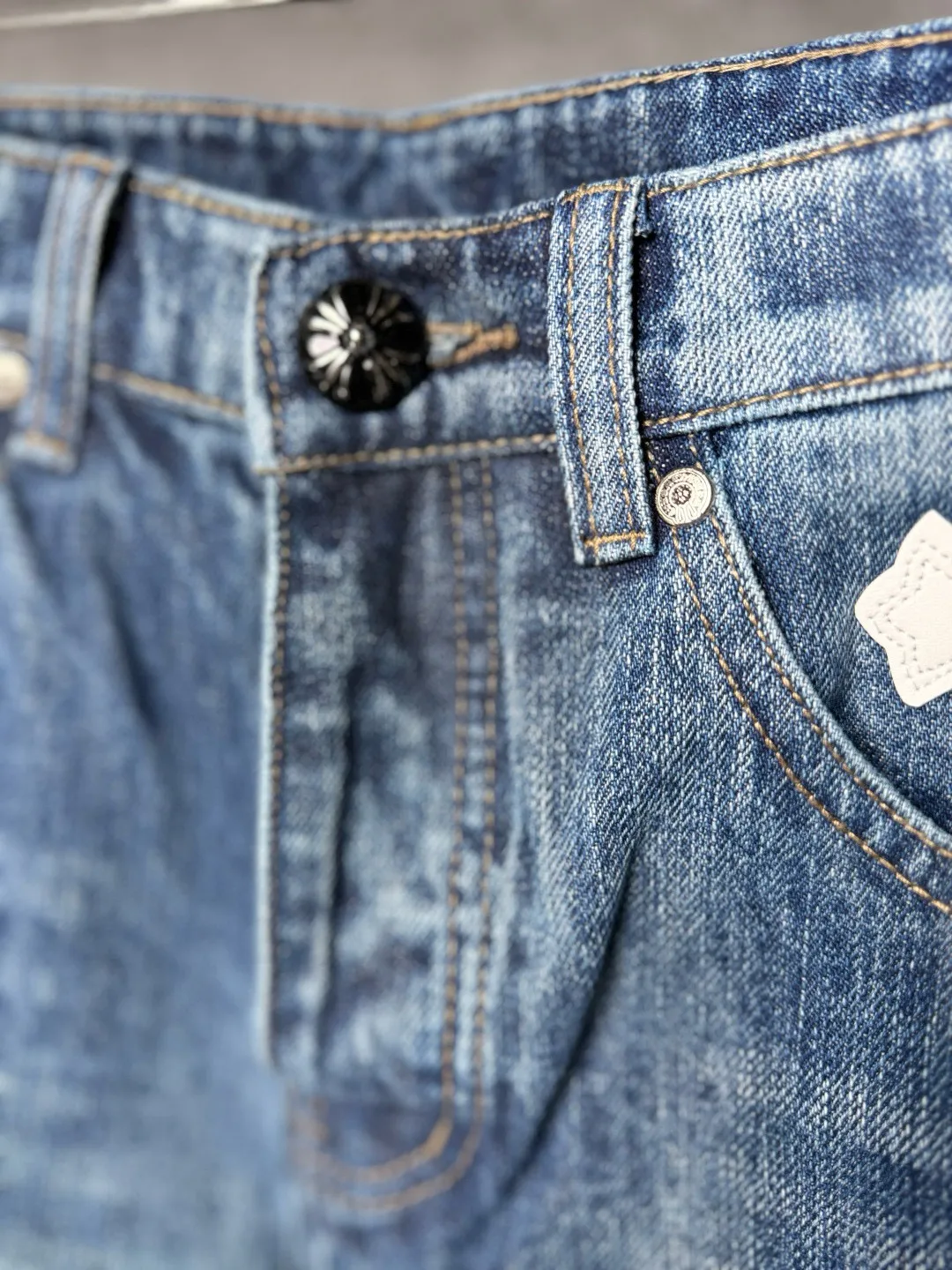 P270 💰 (Top version) Chrome Hearts blue pants, black and white multi-leather jeans, multi-leather standard workwear jeans, ch jeans, all need to be washed and then disassembled and hand-stitched with sheepskin cross leather and then spliced to complete. The whole process is too many to explain. About Chrome Hearts This is an extremely luxurious fashion brand that can also be called the aristocrat of the high street. It has always been an exclusive brand for some hipsters or the rich second generation. Compared with ordinary high streets, it is more luxurious and noble. Compared with luxury brands, it has a more fashionable personality. It has always been a brand that I have a special liking for. Color: blue Size: 28-30-32-34-36 (corresponding to S-M-L-XL-XXL)